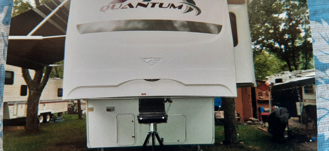 2009 Quantum fifth wheel Trailer with 4 tip outs in Travel Trailers & Campers in London