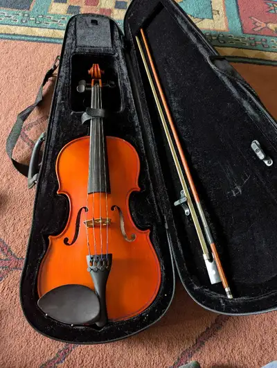 4/4 Menzel Violin. Needs to be restrung but the current strings are still in really good condition....