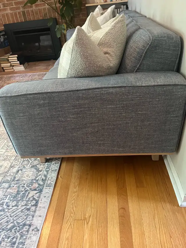 Blue Bennett’s Furniture Couch in Couches & Futons in Kingston - Image 4