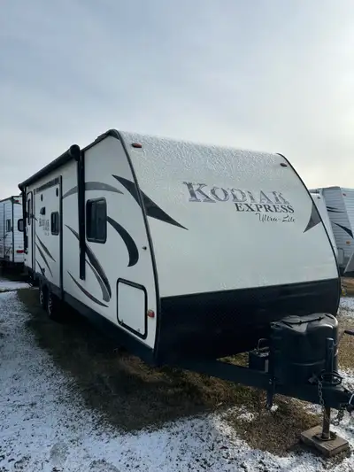 Great Travel Trailer, ultralite and easy to tow. Comes with brand new generator that runs on gasolin...