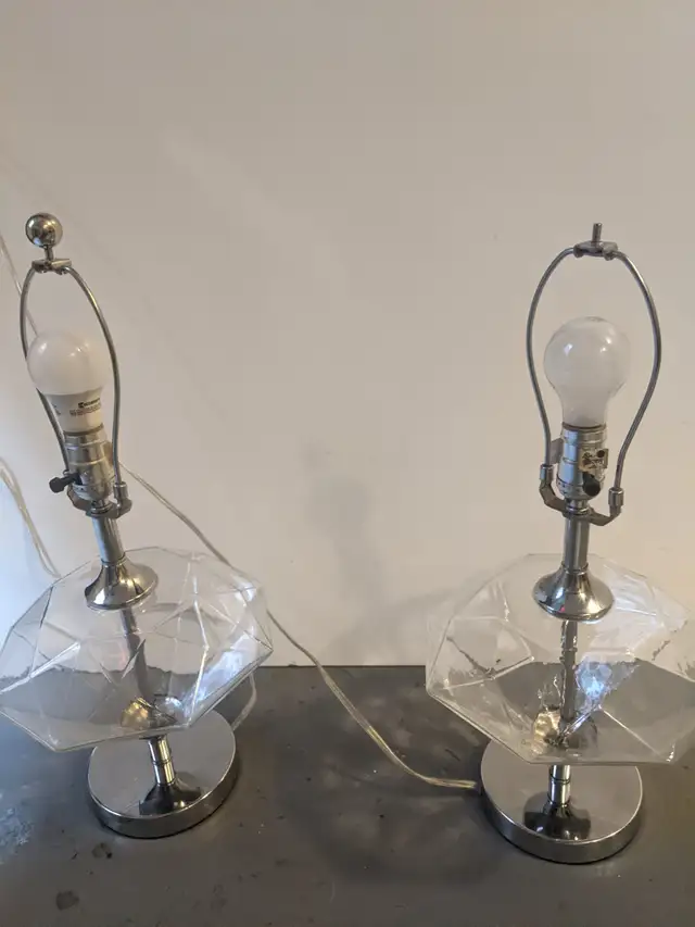 Set of elegant and vintage side table lamps for sale in Indoor Lighting & Fans in City of Montréal - Image 4