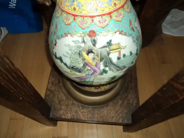 Large Oriental Vase ( Urn ) in Home Décor & Accents in Red Deer - Image 6