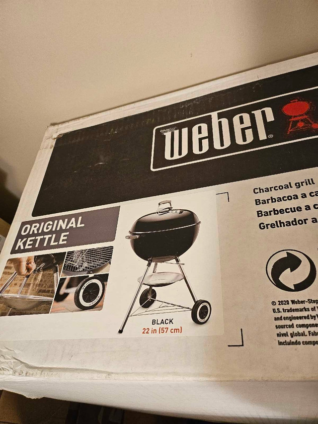 Weber Original Kettle Charcoal Grill 22" in BBQs & Outdoor Cooking in City of Toronto - Image 3