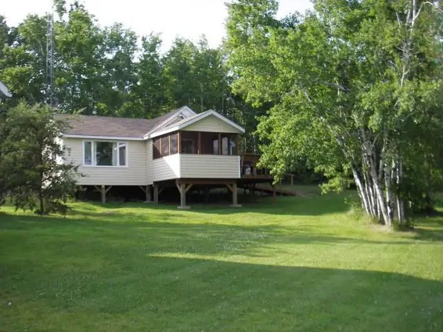 Cabins for rent in the North Whiteshell along the Winnipeg River in Manitoba in Canada - Image 4