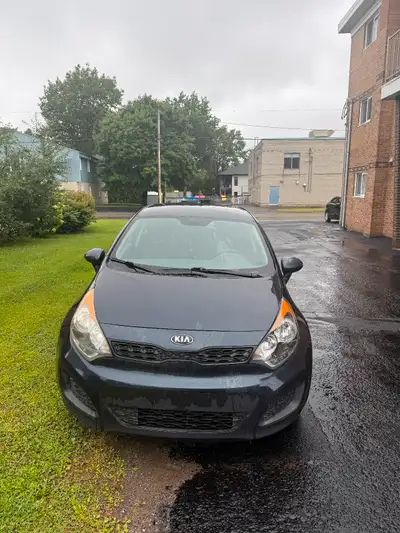 Je vends ma Kia Rio 2015 Transmission manuelle à 6 vitesses Sièges chauffants ❄️ Air climatisé Radio...