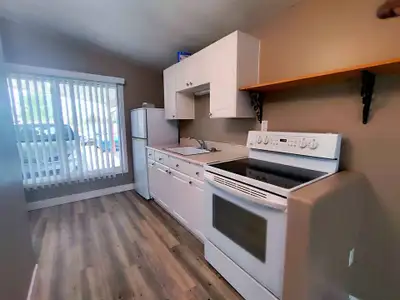 Private bachelor suite for rent: 5 min. walk to the College