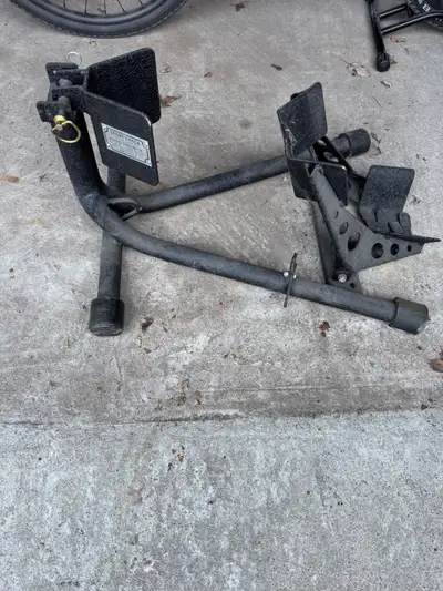 Cale de roue moto pour votre garage ou remorque. Marque Baxley (https://baxleycompanies.com/products...
