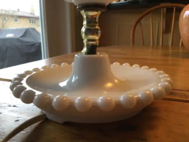 Vintage 1940 white hobnail milk glass table lamp in Indoor Lighting & Fans in Mississauga / Peel Region - Image 4