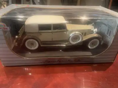 Old school Class at its finest. 1:18