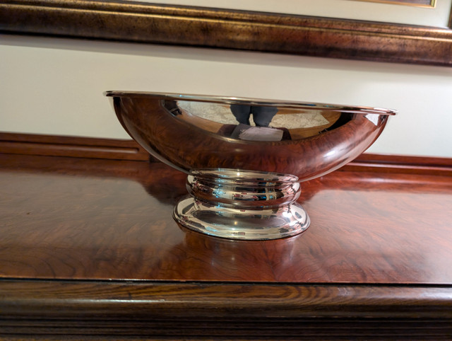 Gorgeous Decorative Pedestal Bowl from Crate and Barrel in Home Décor & Accents in Leamington - Image 2