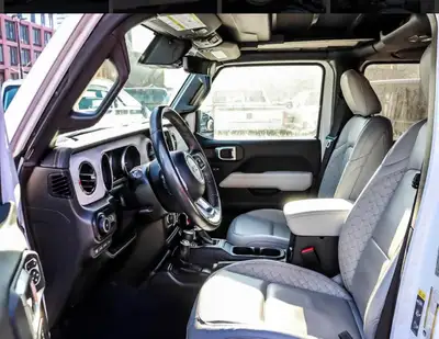 Améliorez votre Jeep Wrangler 4xe 2023 avec cet ensemble de sièges en cuir blanc, offrant un intérie...