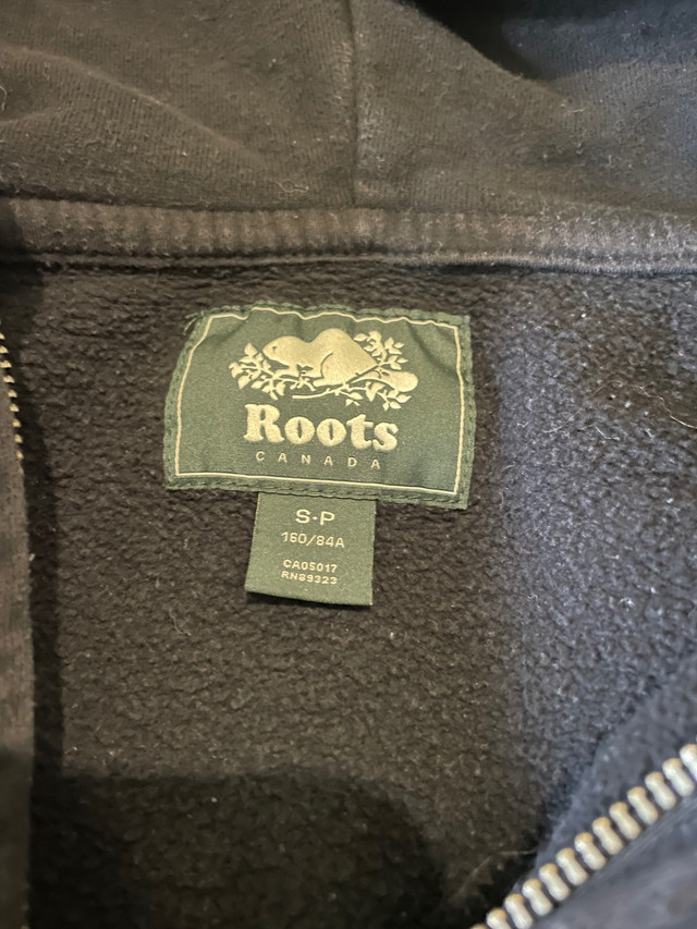 Roots hoodie size small • black Smoke free home Pickup Callander in Women's - Tops & Outerwear in North Bay - Image 4