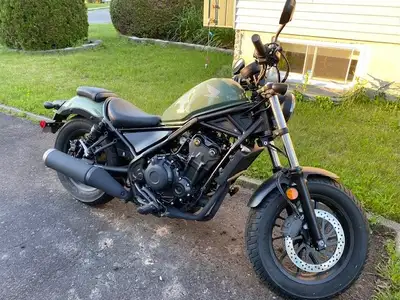 Honda Rebel 500 ABS 2022 comme neuve Impeccable.. propriétaire féminin.. manque de temps
