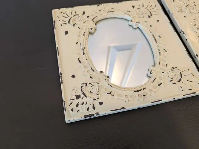 Pair of small decorative wall mirrors in Home Décor & Accents in Ottawa - Image 3