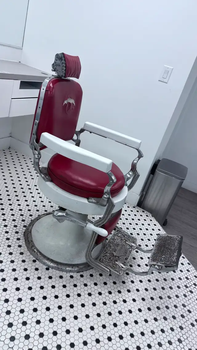 VINTAGE BARBER CHAIR FOR SALE! in Other in Mississauga / Peel Region - Image 4