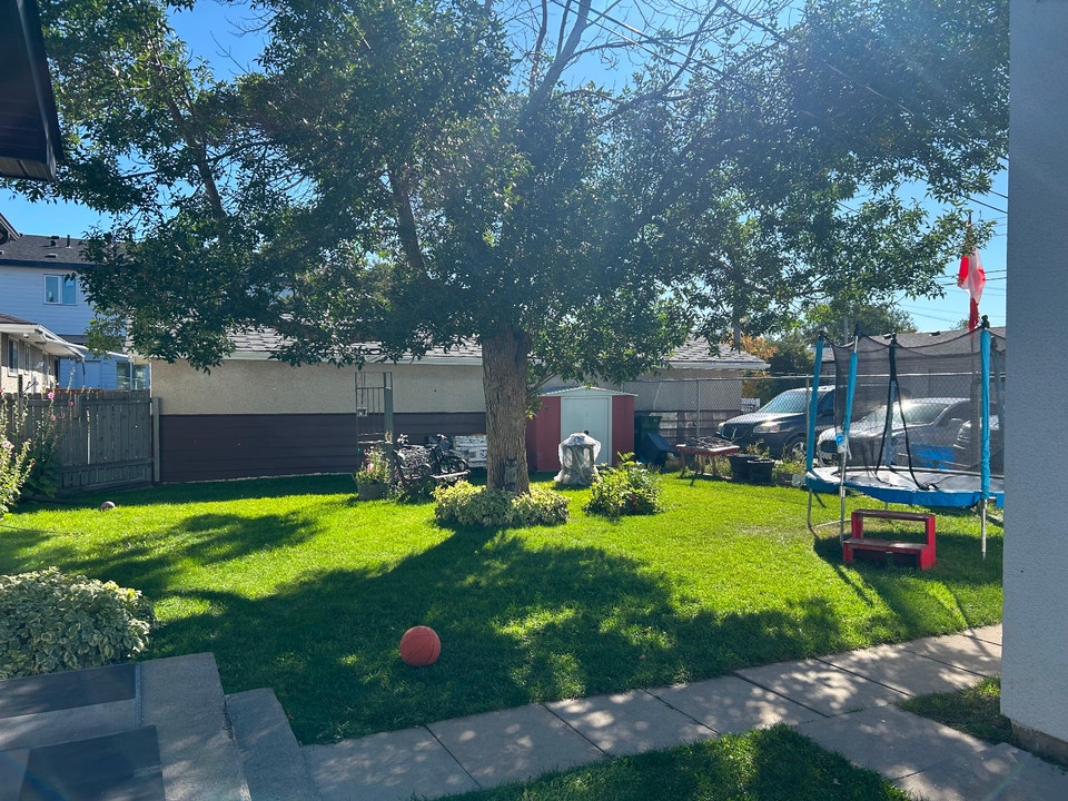 Large bright 2 bedroom in 4plex 3
