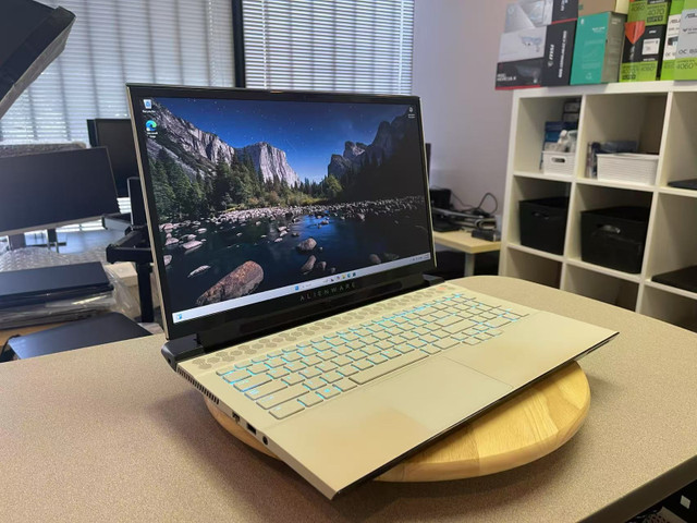 Alienware m17 R2 Gaming Laptop in Laptops in Markham / York Region