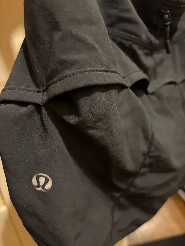 Lululemon Running Shorts sz4 XS in Women's - Bottoms in City of Toronto - Image 4