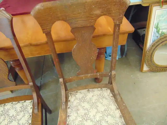 5 ANTIQUE 1/4 CUT OAK CHAIRS IN A T BACK STYLE in Chairs & Recliners in Kingston - Image 10