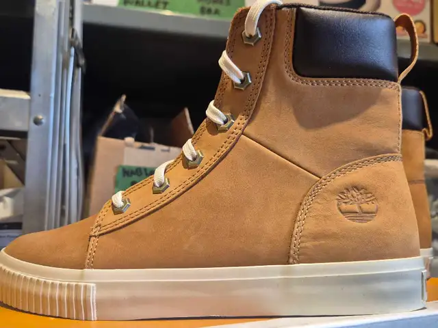 Timberlands Boots Womens 8.5  in Women's - Shoes in Mississauga / Peel Region - Image 6