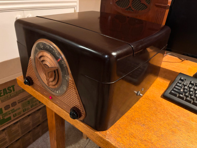 Admiral tube radio record player - working antique ! in Arts & Collectibles in Hamilton - Image 4