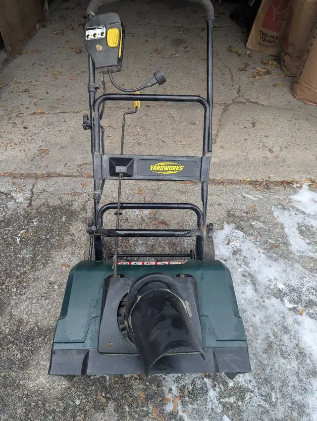 Yardworks Electric Snowthrower in Snowblowers in Mississauga / Peel Region - Image 3