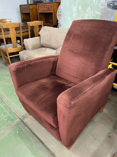 Well cared for lazy boy recliner. Non smoking home. Measures: 31” tall. 22” deep. 32 inches wide Che...