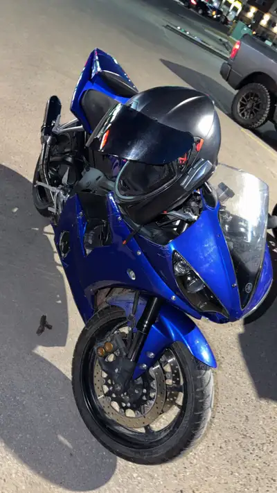 2005 Yamaha YZF-R6 Bike is in mint condition, OEM everything except the exhaust. Great beginner moto...
