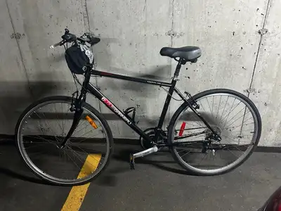 Velo Louis Garneau Horizon 100 en très bonne condition avec ordi - petit sac et béquille le siège a...
