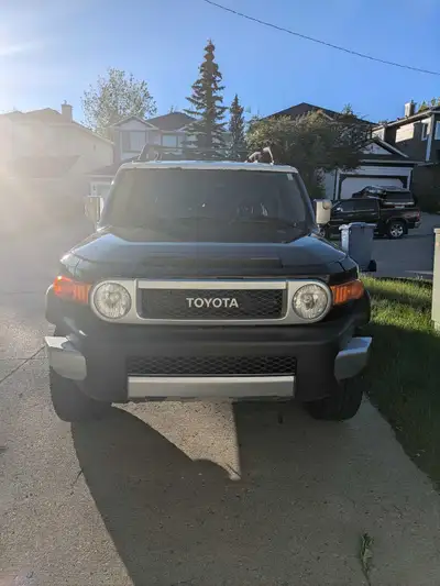 This 2007 Toyota FJ Cruiser is powered by Toyota's 4.0L V6 engine paired with a sought-after 6-speed...
