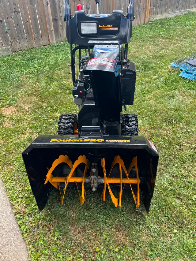 Poulan Pro snowblower in Snowblowers in Windsor Region - Image 4