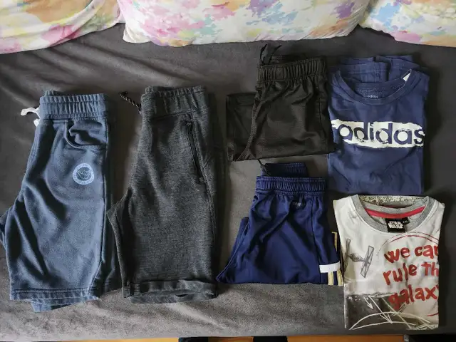 Lot 6 vêtements garçon shorts tshirts 8-10 ans / boy clothes sh in Kids & Youth in City of Montréal - Image 2