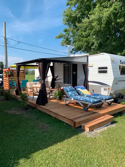 Superbe roulotte directement sur Lac Champlain au camping Miller a St georges de Clarenceville. Nouv...
