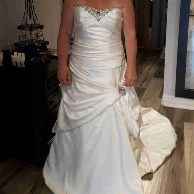 Wedding dress size 16 white in Wedding in City of Toronto