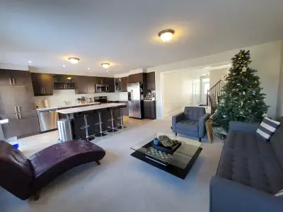 All-Inclusive Master Bedroom in Barrhaven Townhouse with Sauna