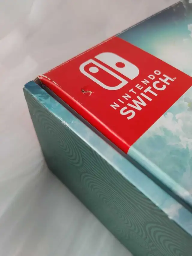The Legend of Zelda Nintendo Switch OLED Special Edition in Nintendo Switch in Laval / North Shore - Image 11
