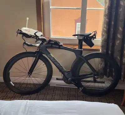 Carbon Fibre Triathlon TT Bike with Carbon Fibre Rims in Matt Black. M - Tune up this past season -...