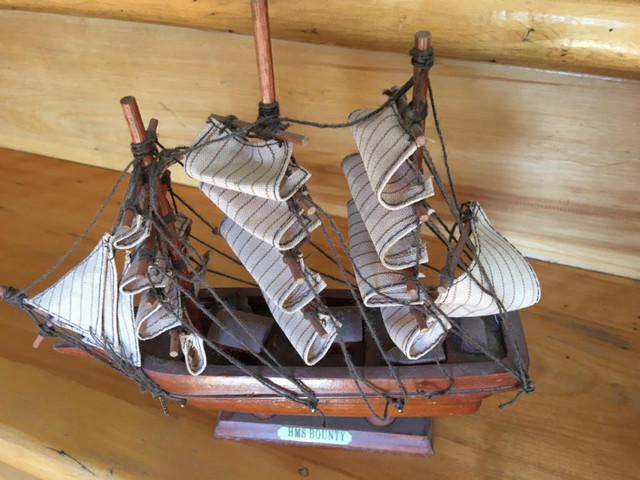 2 petits bateaux en bois décoratifs, peuvent être vendus séparés dans Art et objets de collection  à Ville de Québec - Image 2