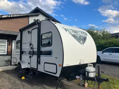 Découvrez cette roulotte Winnebago Micro Minnie 2017, un parfait compagnon de voyage avec une cuisin...