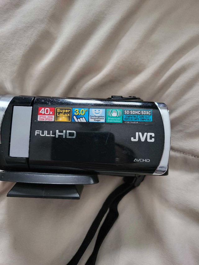 JVC videocamera and tripod in Cameras & Camcorders in Winnipeg - Image 4