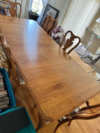 This is a solid oak dining table with 6 chairs, perfect for family gatherings and dinner parties. Th...