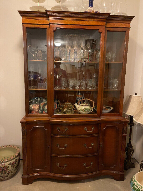 VINTAGE MAHOGANY CHINA CABINET/HUTCH in Hutches & Display Cabinets in Ottawa