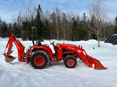 Ce tracteur Kubota L2502 fiable est entièrement équipé d’une chargeuse frontale LA526 et d’une rétro...