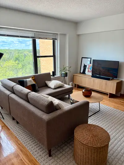 Large 1 Bedroom Apartment on Wellington Crescent