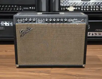 Fender Vibrolux Reverb 1965, Circuit AA864, 35 Watts, Haut-Parleur: 2x 10" Oxford 10L5 Speakers, Pre...