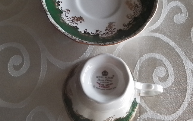 BONE CHINA CUP SAUCER - EMERALD  REGINA SERIES - ROYAL ALBERT in Arts & Collectibles in City of Toronto - Image 2