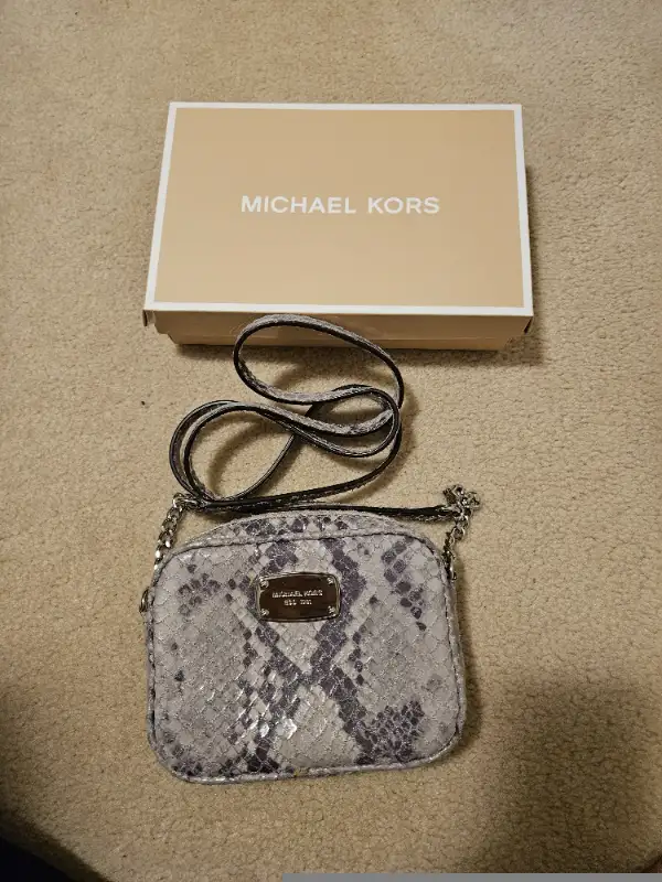 Michael Kors Crossbody Bag Women in Women's - Bags & Wallets in Markham / York Region - Image 8