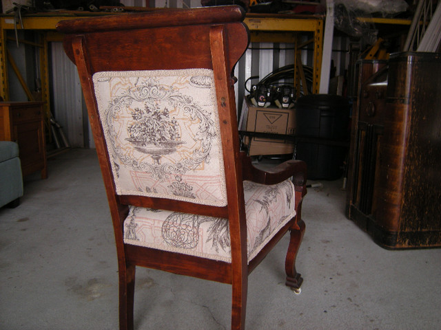 Antique Arm Chair in Chairs & Recliners in Trenton - Image 3