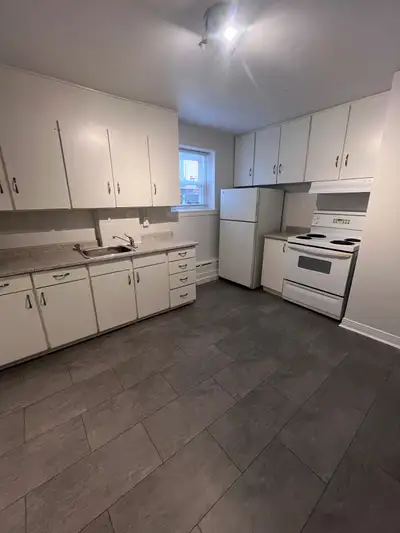 Live at less than 5km from downtown Ottawa and a few steps away from Beechwood Village. This spaciou...