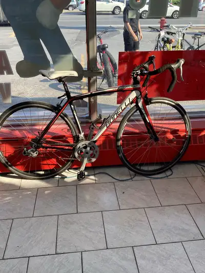 Vélo de marque Bonelli 14 vitesses Modèle solo road Mesure 32 pouces des pédales au siège Inventaire...